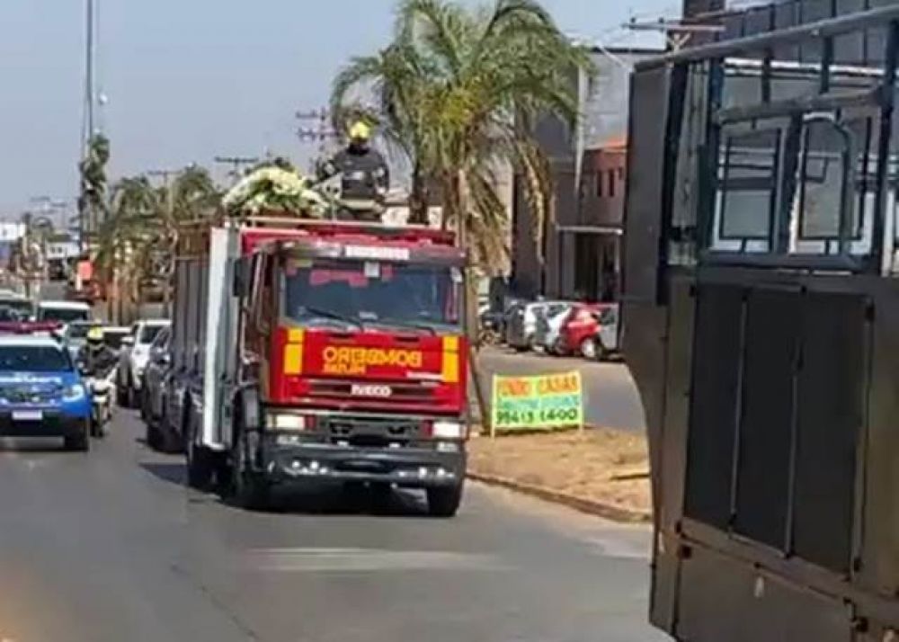 corpo Luiz Alberto Jiribita é levado em cortejo pelas ruas de Águas Lindas