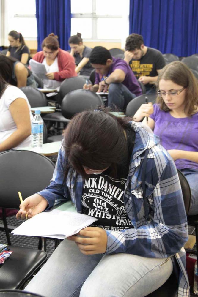 Pessoa fazendo prova — Foto: Marcos Santos/USP Imagens