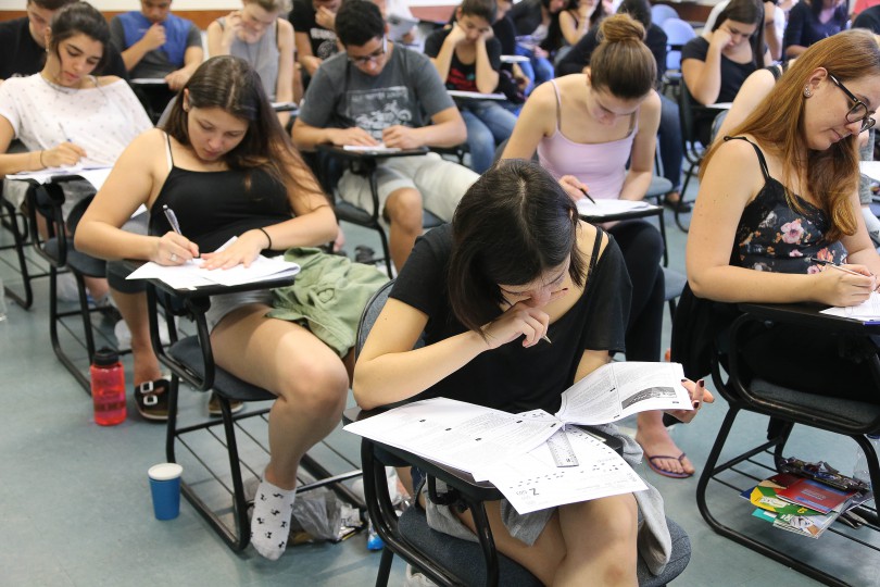 Pessoas fazendo concurso. (Foto: Marcos Santos/USP Imagens)