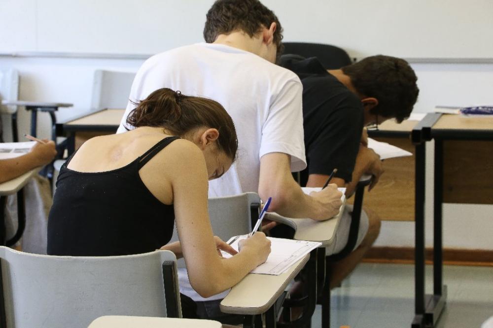 Pessoas fazendo concurso. (Foto: Marcos Santos/USP Imagens)