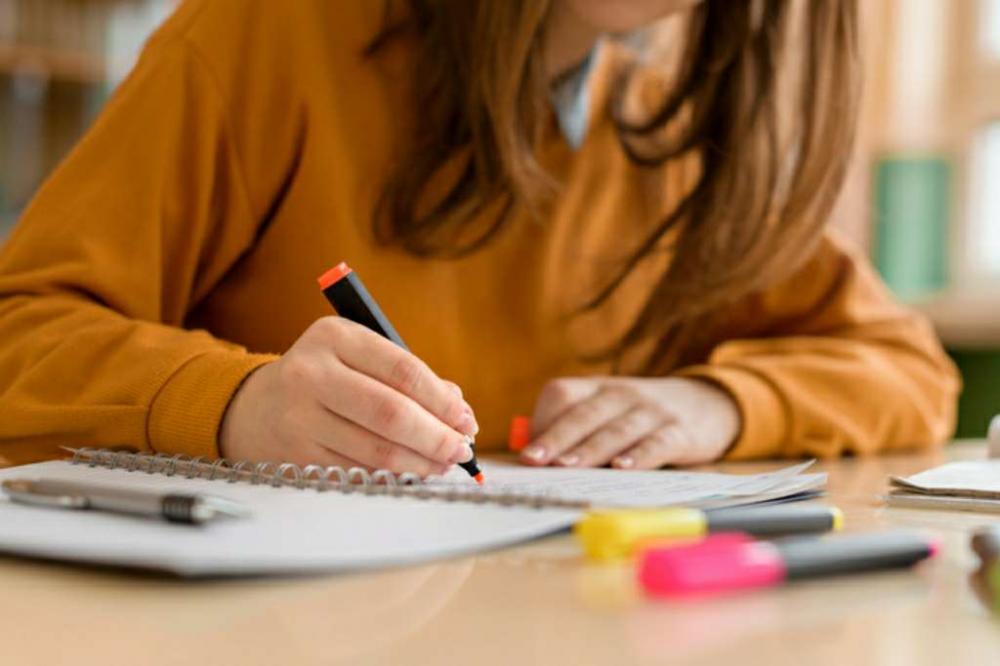 Estudante concentrado fazendo anotações - Foto: Reprodução