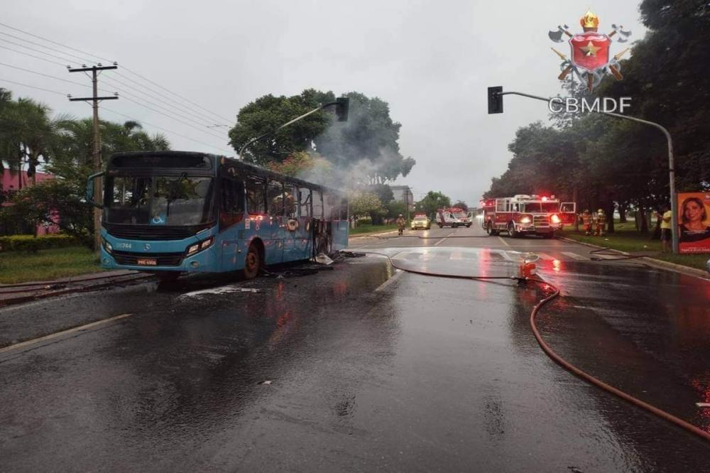 Ônibus em chamas - Foto: Divulgação/CBMDF