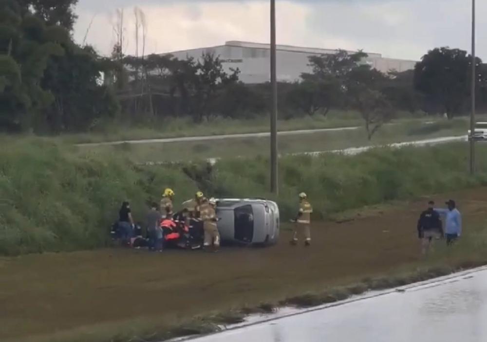 Veículo capotou e acabou caindo no canteiro central da pista -Foto: Reprodução/Instagram