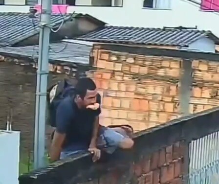 Suspeito escalando os muros das residências com facilidade - Foto: Reprodução