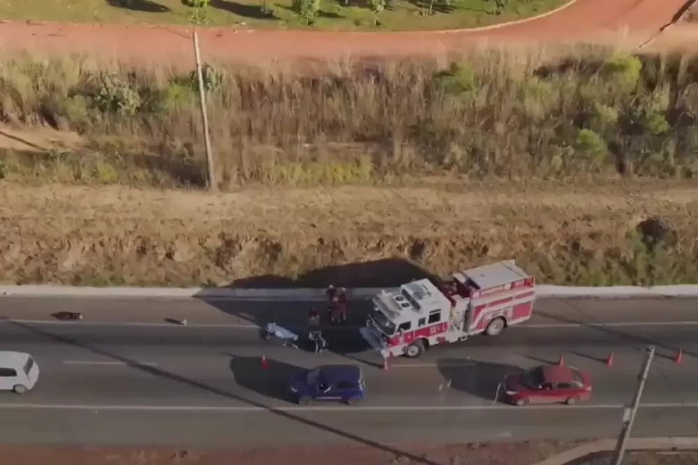 Motociclista bateu o veículo na traseira do caminhão.- Foto: Reprodução/TV CMN