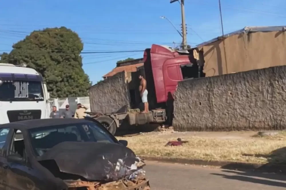 Caminhão bate contra carro e invade casa Águas Lindas - Foto: Divulgação