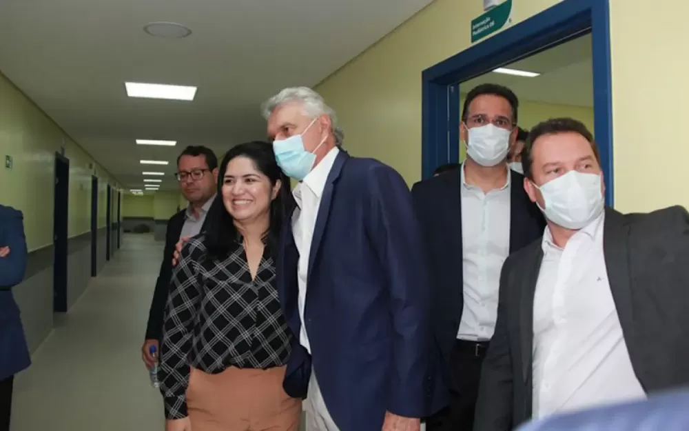 Taís Peixoto apresenta projeto de saúde mental ao governador Ronaldo Caiado durante inauguração de hospital - Foto: Divulgação 