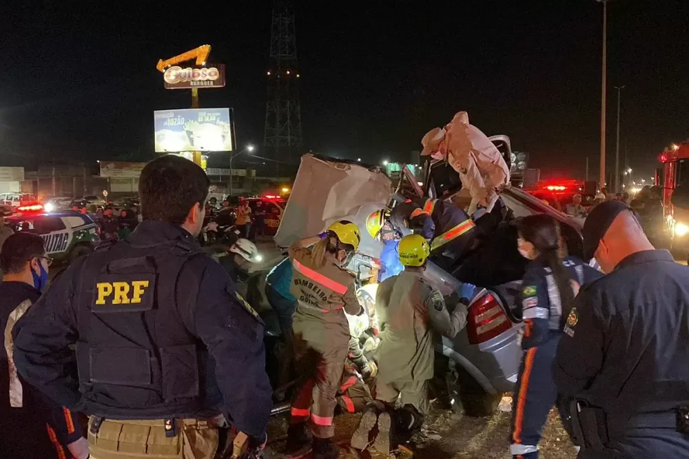 Carro ficou destruído após acidente na BR-070 - Foto: Samuel Sales