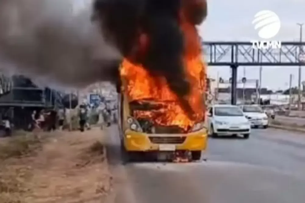 Micro-ônibus pega fogo na BR-070, em Águas Lindas - Foto: Reprodução/TV CMN