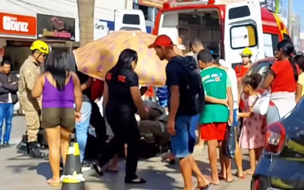 Motociclista acabou se chocando contra o veículo - Fotos: Reprodução/ TV CMN