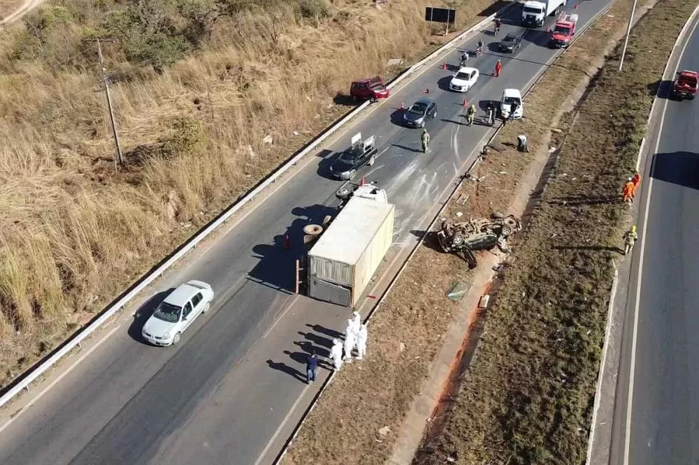 Motorista de um caminhão perdeu o controle do veículo e atingiu quatro carros - Foto: Águas Lindas News/Samuel Sales