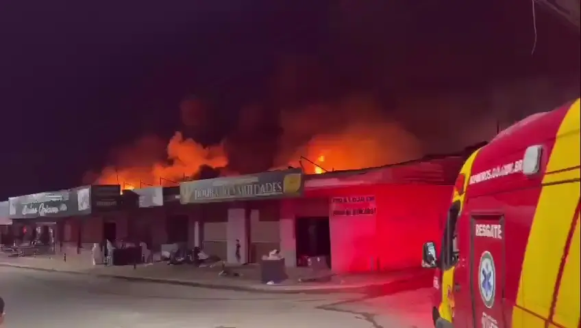 Incêndio de grandes proporções atinge comércio em Águas Lindas (GO) -Foto: Reprodução/Redes Sociais