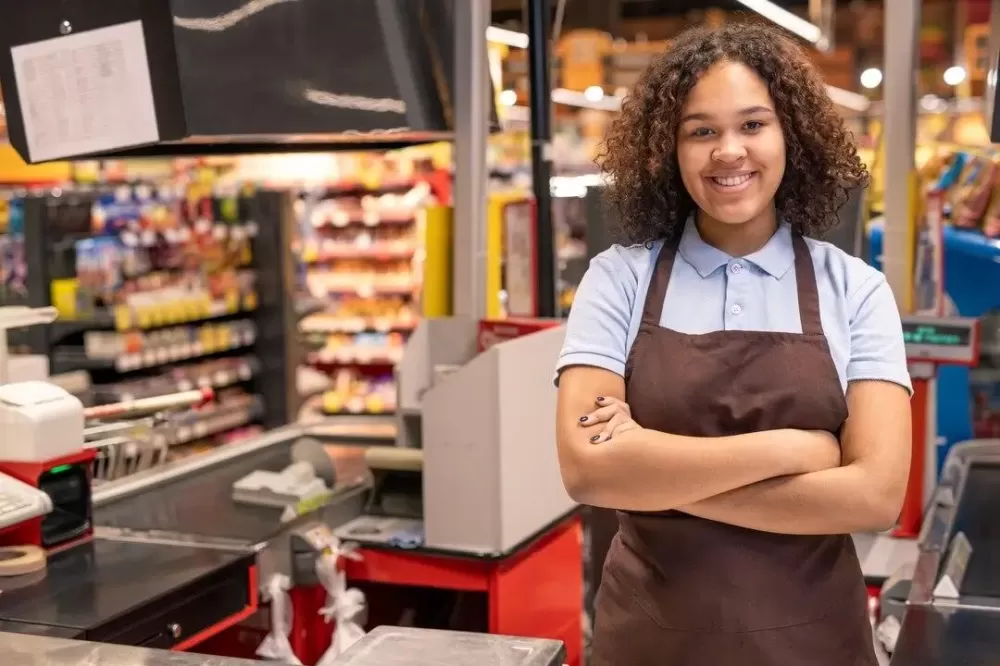 Jovem trabalhando em Supermercado - Foto: Reprodução