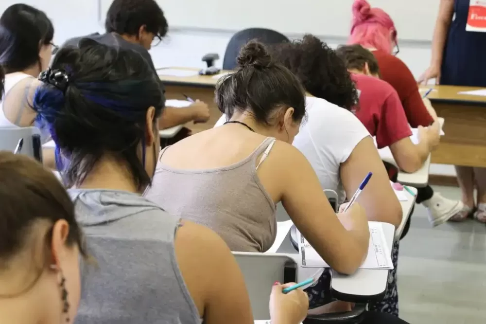 Pessoas realizando provas de concurso. (Foto: Marcos Santos/USP Imagens)