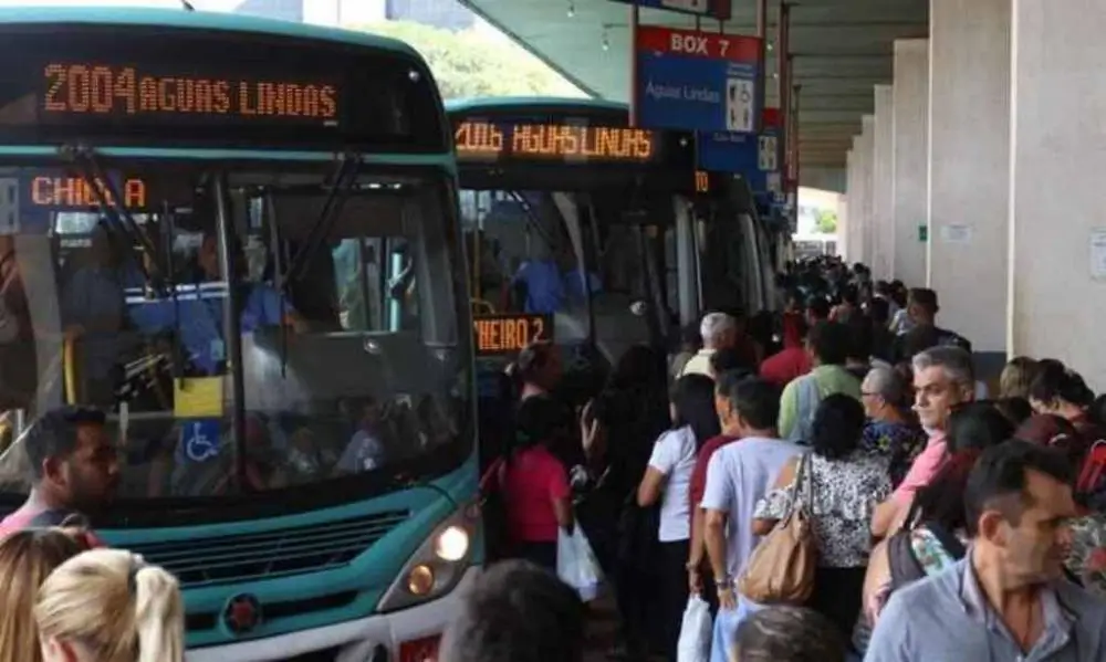 Passageiros aguardam ônibus com destino a Águas Lindas no terminal rodoviário do DF - Foto: Divulgação