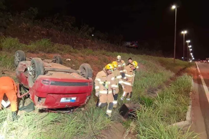 Veículo capota na BR-070 e deixa uma vítima fatal CBMDF/Divulgação
