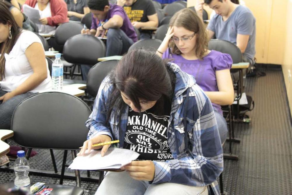 Estudantes fazendo prova para concurso público. Foto: Marcos Santos/USP Imagens