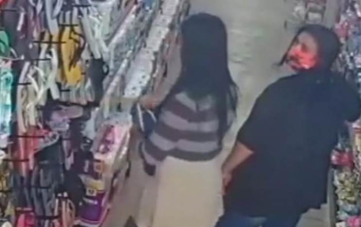 Duas mulheres foram flagradas por câmeras de segurança furtando chinelos de um supermercado no bairro Jardim Brasília II, em Águas Lindas de Goiás. 