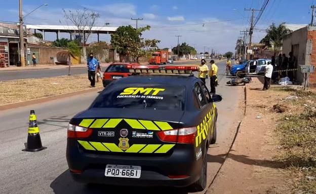 Motociclista morre após perde o controle da moto e bate em muro