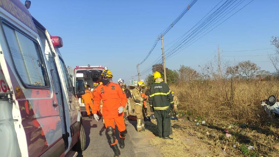 Um carro saiu da pista no KM 8 da BR-070, em Ceilândia (DF) – sentido Águas Lindas de Goiás –, e atingiu uma parada de ônibus.